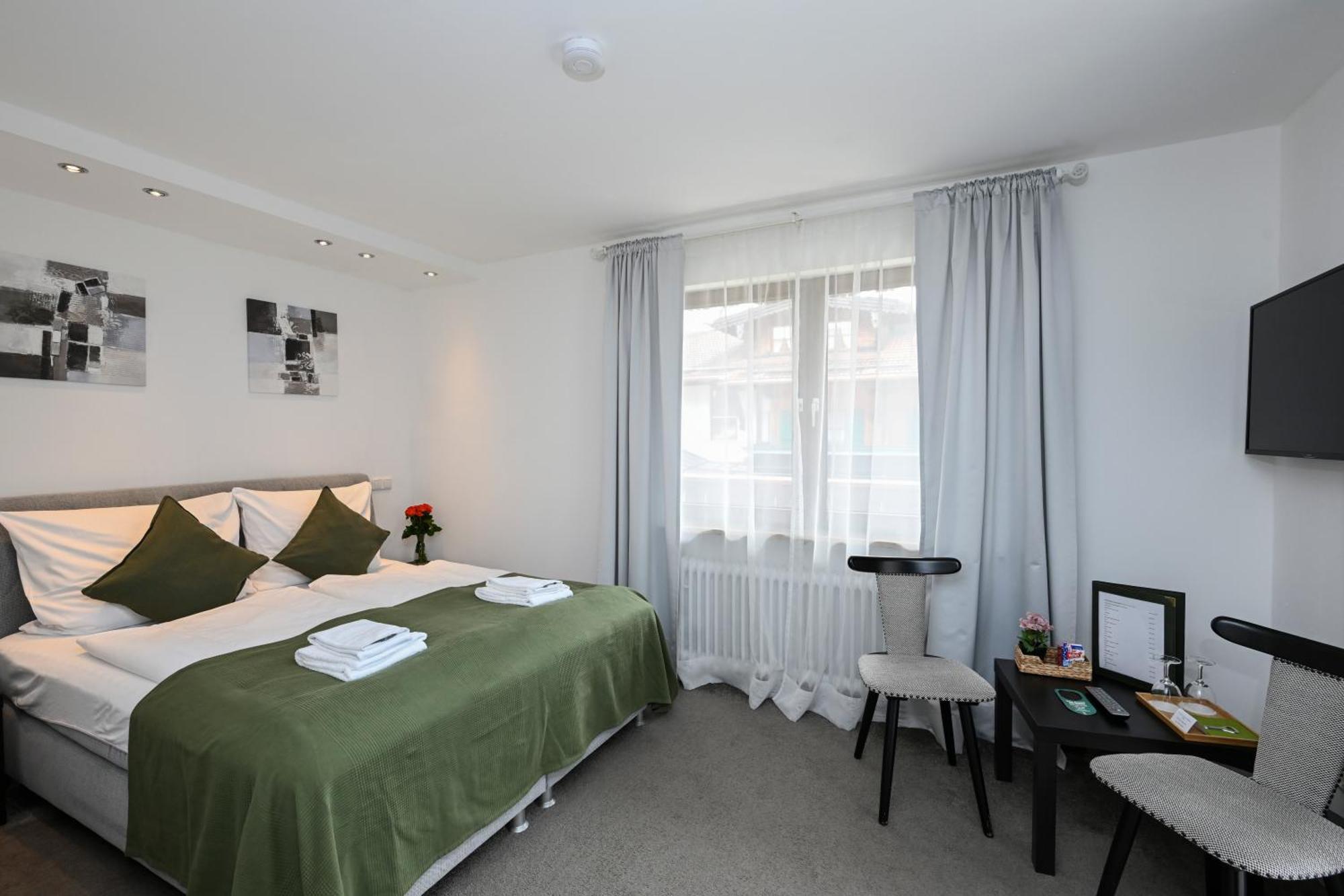 Hardi'S Hotel Инцелль Экстерьер фото